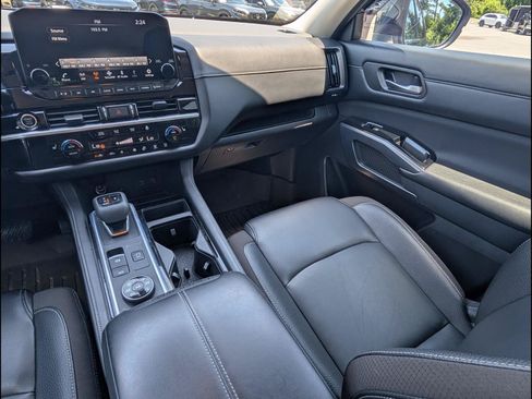 Used 2023 Nissan Pathfinder SL AWD/4WD image 9