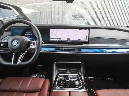 Used 2025 BMW i7 eDrive50 w/ M Sport Package image 9