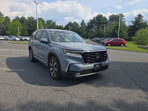 Used 2025 Honda Pilot Touring image 2