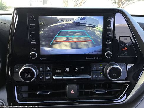 Used 2021 Toyota Highlander XLE FWD image 15