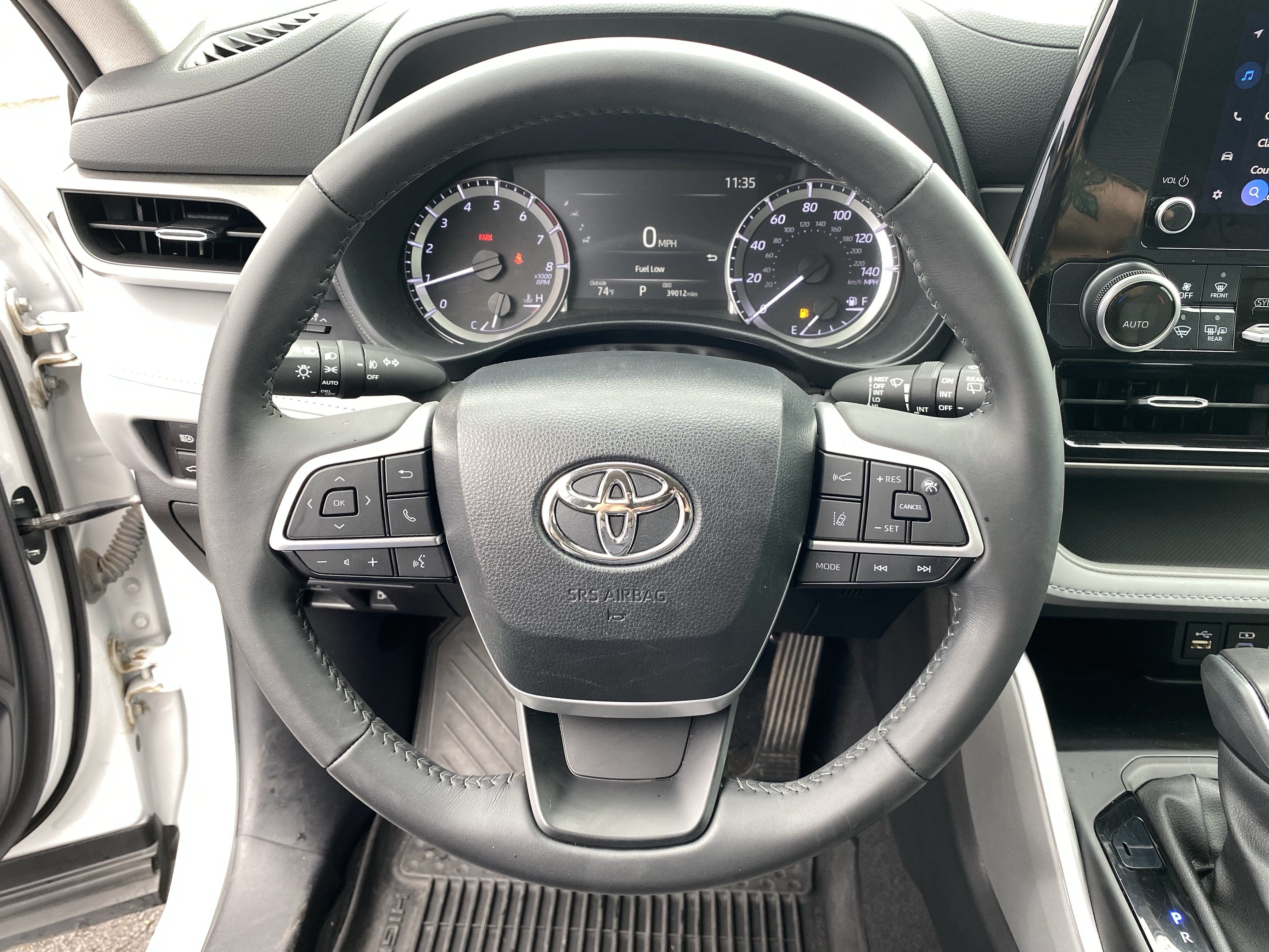 Used 2024 Toyota Highlander LE FWD image 29