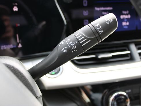 Used 2025 Chevrolet Trax LT w/ LT Convenience Package image 36