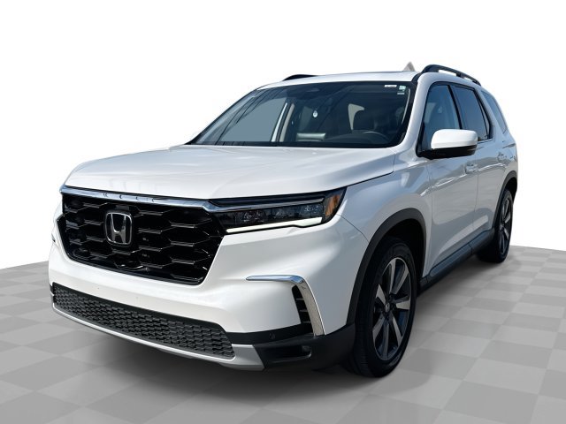 Used 2025 Honda Pilot Touring image 1