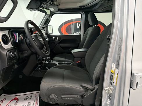 Used 2024 Jeep Gladiator Sport AWD/4WD image 9