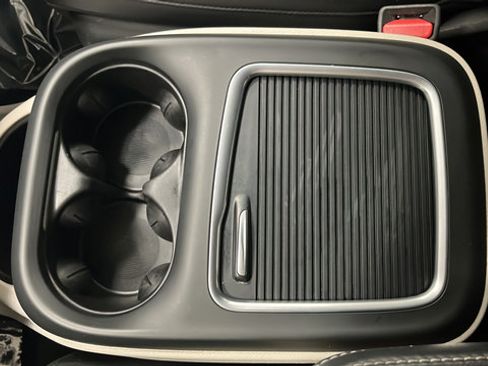 Used 2023 Chrysler Pacifica Touring-L FWD image 19