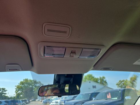 Used 2024 Nissan Titan SV image 21