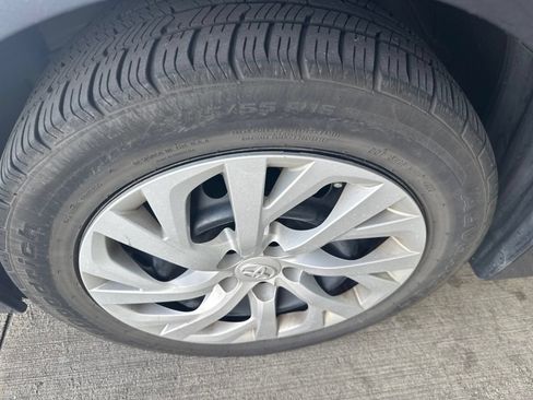 Used 2019 Toyota Corolla LE FWD image 3