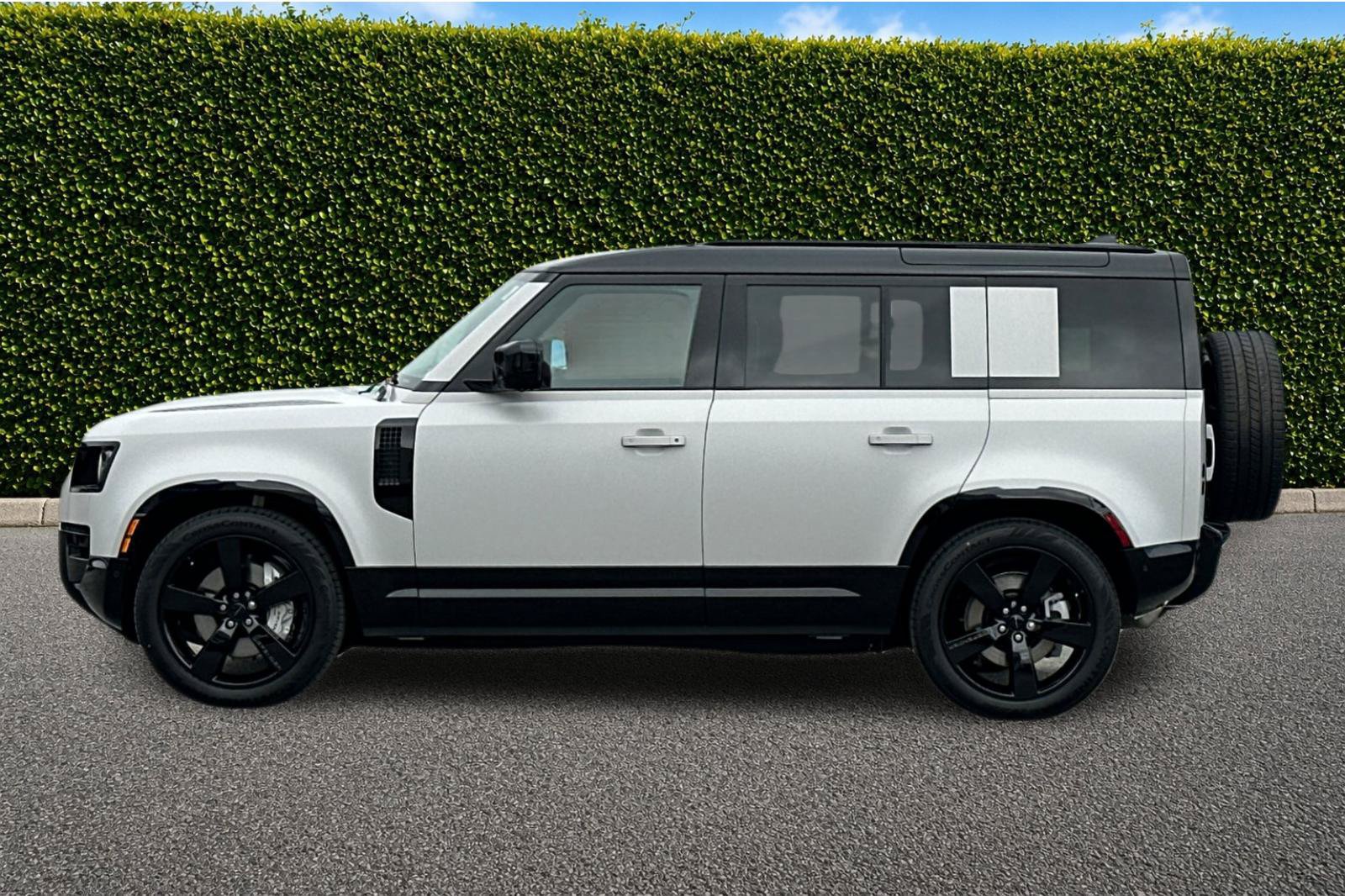 New 2026 Land Rover Defender 110 X-Dynamic SE AWD/4WD image 3