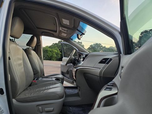 Used 2013 Toyota Sienna XLE image 20