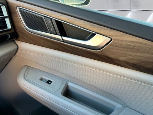 Used 2025 Volkswagen Atlas SE image 15