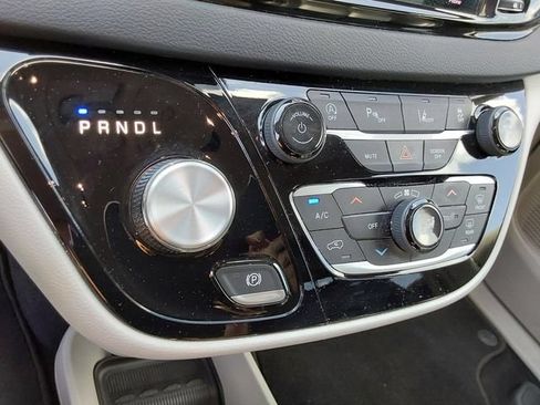 Used 2023 Chrysler Pacifica Touring-L FWD image 61