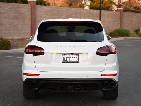 Used 2016 Porsche Cayenne Turbo image 6