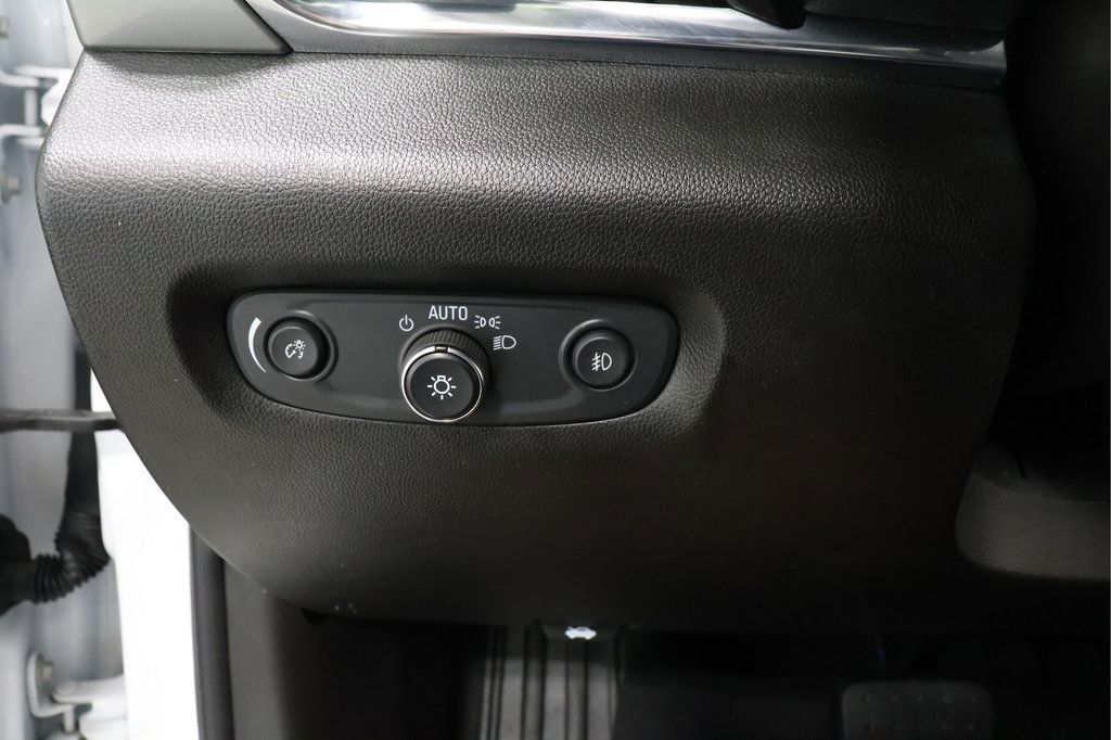 Used 2021 Chevrolet Traverse LT FWD image 18