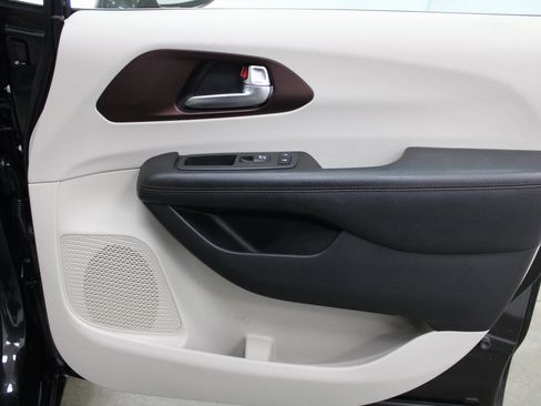 Used 2020 Chrysler Pacifica Limited image 28