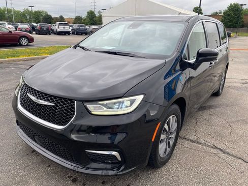 Used 2023 Chrysler Pacifica Touring-L FWD image 3