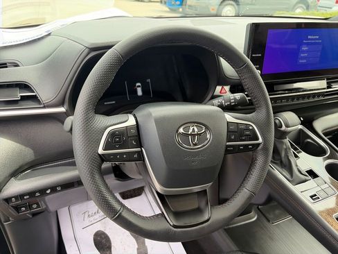 Used 2025 Toyota Sienna Platinum AWD/4WD image 25