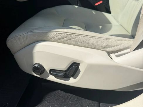 Used 2019 Volvo XC60 T5 Momentum w/ Premium Package FWD image 14