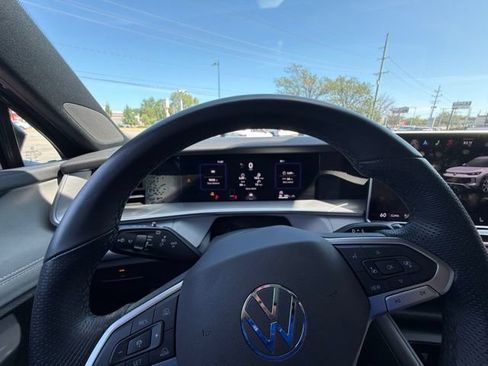 Used 2025 Volkswagen Tiguan SE R-Line AWD/4WD image 32