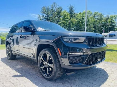 Used 2023 Jeep Grand Cherokee Limited w/ Luxury Tech Group II AWD/4WD image 4