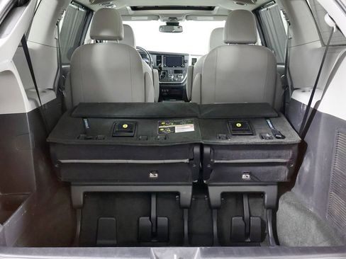 Used 2018 Toyota Sienna Limited image 17