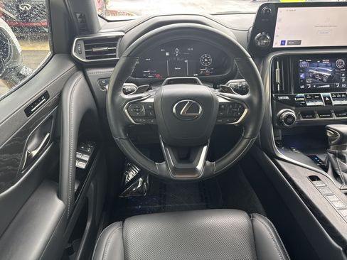 Used 2025 Lexus LX 600 4WD w/ Luxury Package image 11