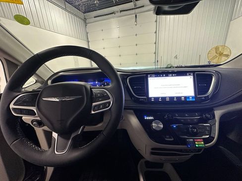 Used 2022 Chrysler Pacifica Touring-L FWD image 38