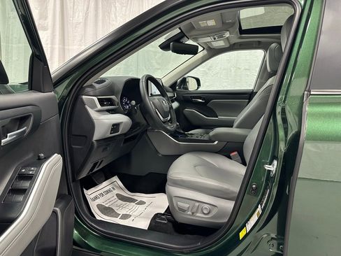 Used 2025 Toyota Highlander XLE image 10