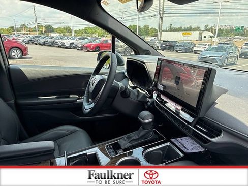 Used 2025 Toyota Sienna Platinum AWD/4WD image 24