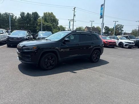 Used 2019 Jeep Cherokee Latitude Plus AWD/4WD image 3