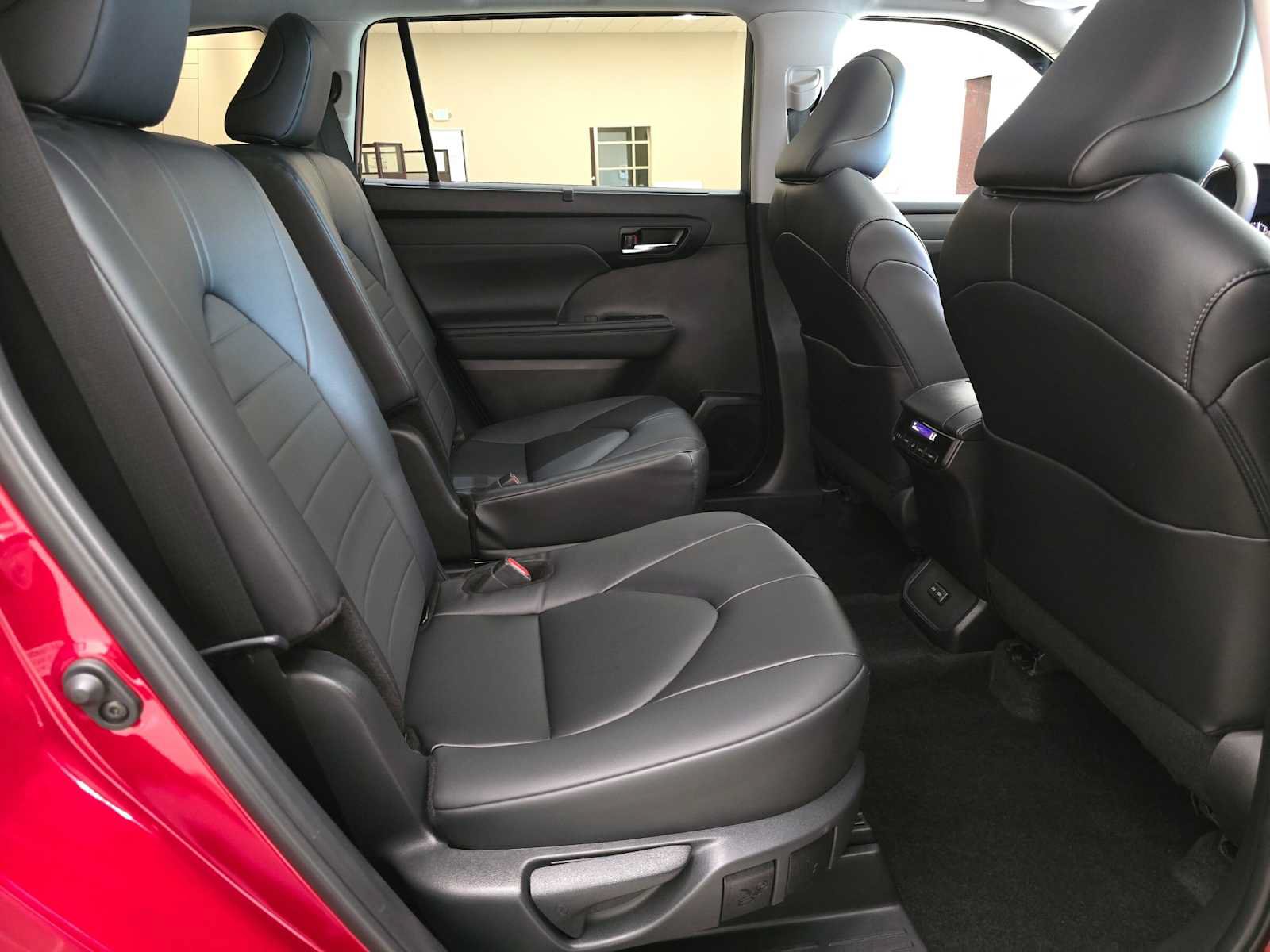 Used 2024 Toyota Highlander XLE AWD/4WD image 26