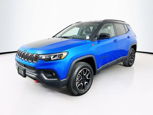 Used 2025 Jeep Compass Trailhawk AWD/4WD image 3