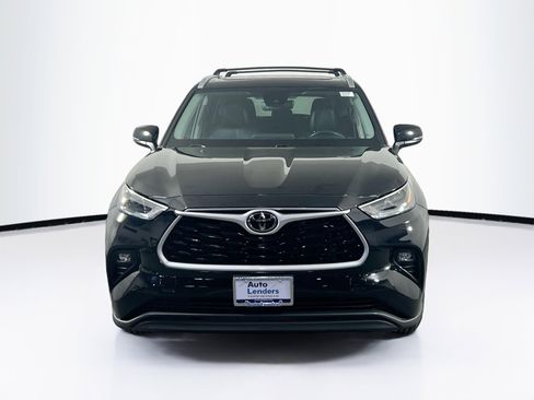 Used 2023 Toyota Highlander XLE image 2