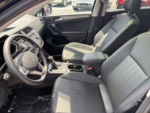 Used 2022 Volkswagen Tiguan SE FWD image 6