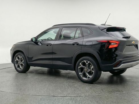 Used 2025 Chevrolet Trax LT FWD image 6
