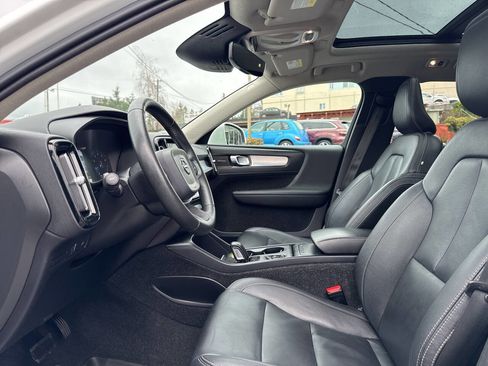 Used 2019 Volvo XC40 T5 Momentum image 31