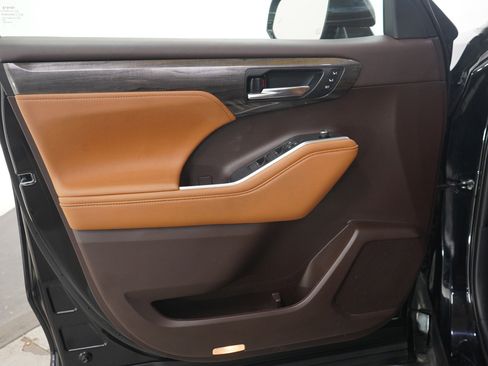 Used 2021 Toyota Highlander Platinum image 24