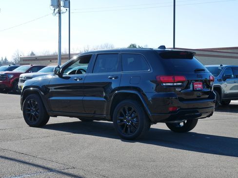 Used 2019 Jeep Grand Cherokee Altitude image 5