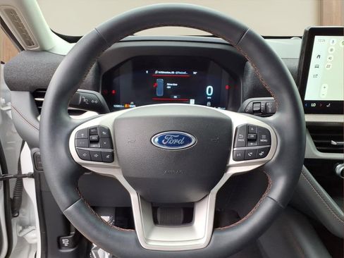 Used 2025 Ford Explorer Active AWD/4WD image 11