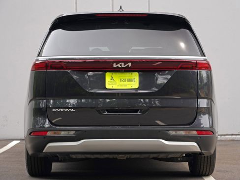 Used 2023 Kia Carnival LX FWD image 10