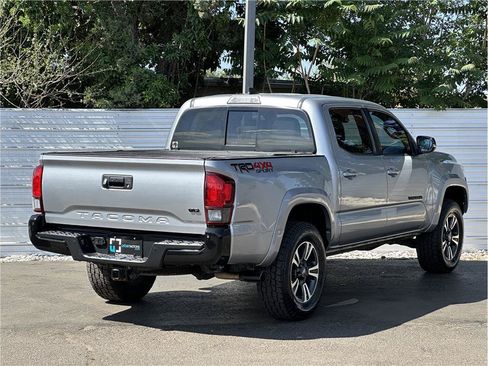 Used 2018 Toyota Tacoma TRD Sport AWD/4WD image 10