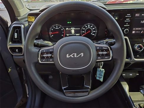 Used 2023 Kia Sorento LX image 25