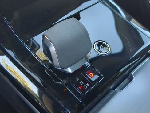 Used 2025 Land Rover Range Rover Sport SE image 32