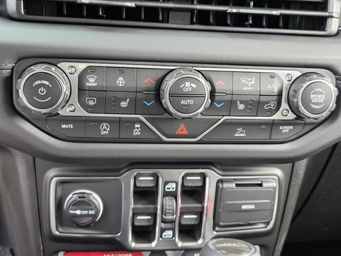New 2026 Jeep Gladiator Mojave w/ Steel Bumper Group AWD/4WD image 9