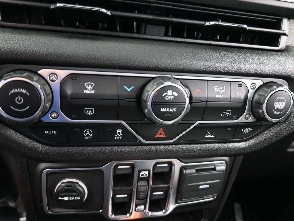 Used 2025 Jeep Gladiator Sport AWD/4WD image 17