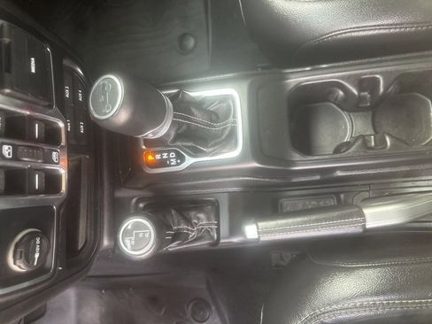 Used 2019 Jeep Wrangler Unlimited Sahara image 11