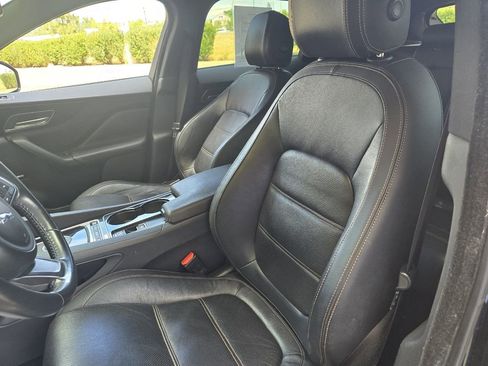 Used 2017 Jaguar F-PACE Prestige image 13