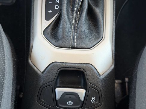 Used 2017 Jeep Renegade Limited AWD/4WD image 32