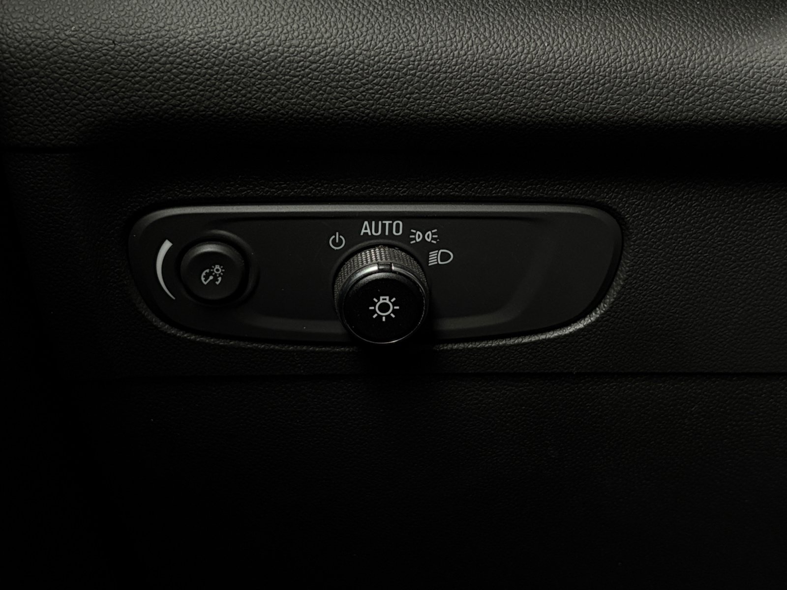 Used 2023 Buick Envision Essence w/ Sport Touring Package FWD image 29