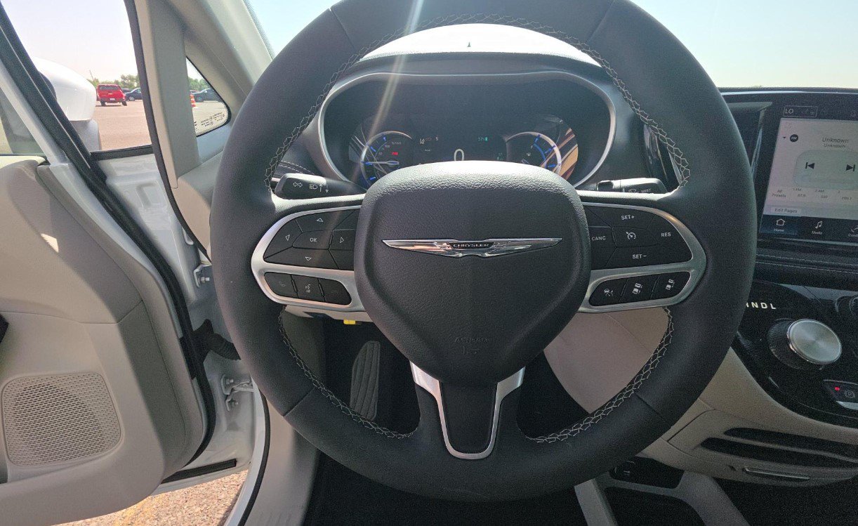 Used 2023 Chrysler Pacifica Touring-L FWD image 8