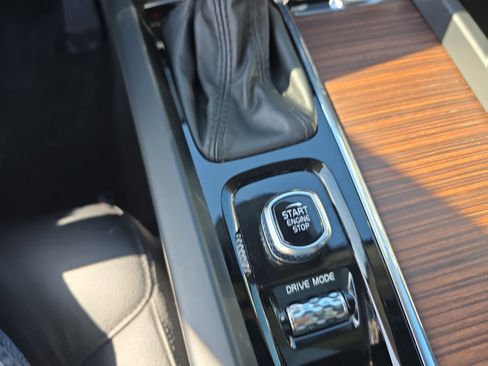 Used 2021 Volvo XC60 T5 Momentum w/ Premium Package image 30